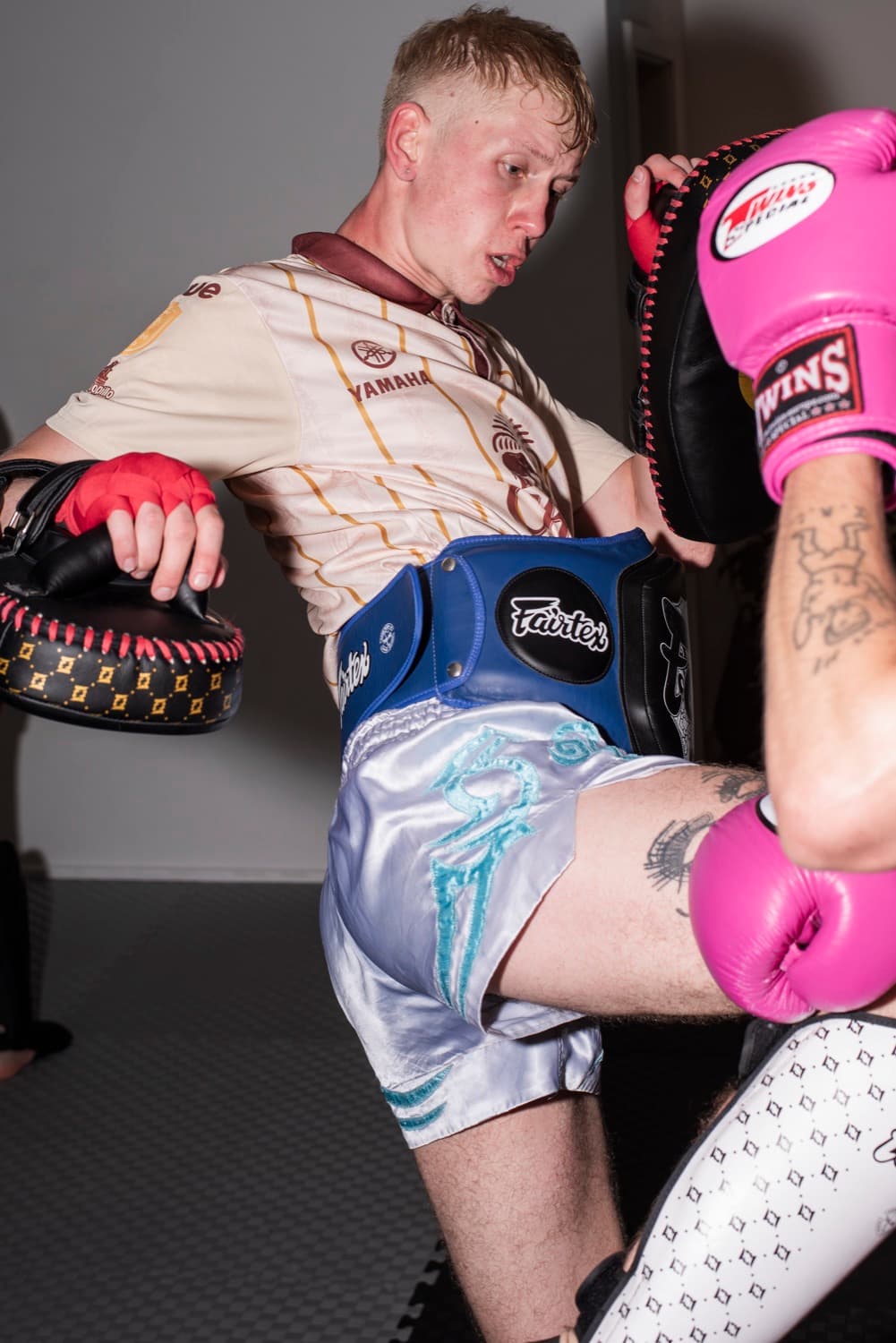 Kick in die Pratzen während einer Muay-Thai-Einheit